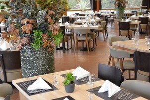 Se sirven almuerzos y cenas, con vista al jardín 