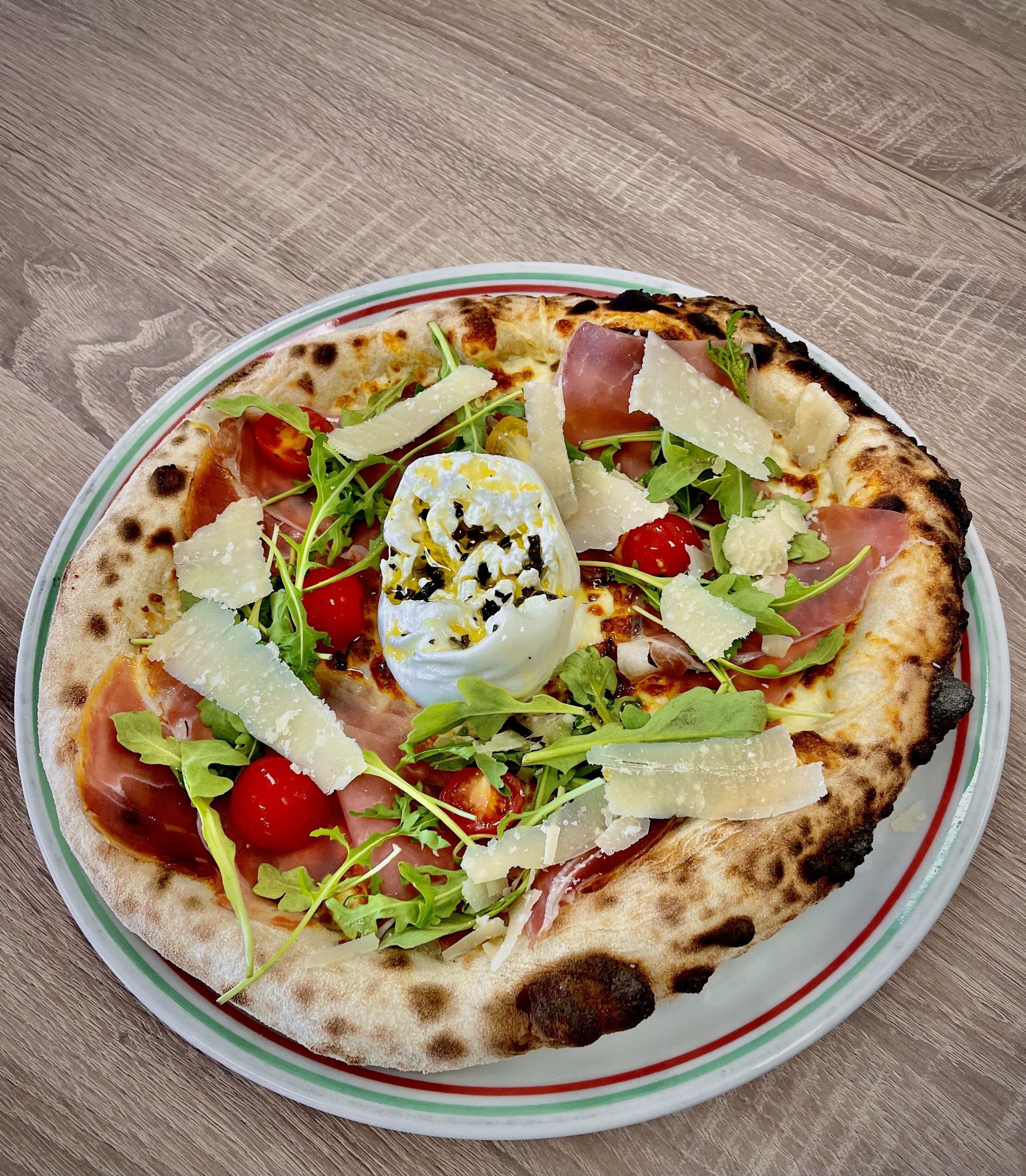 Uma pizza com diversos ingredientes em um prato.
