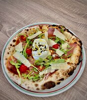 Uma pizza com diversos ingredientes em um prato.