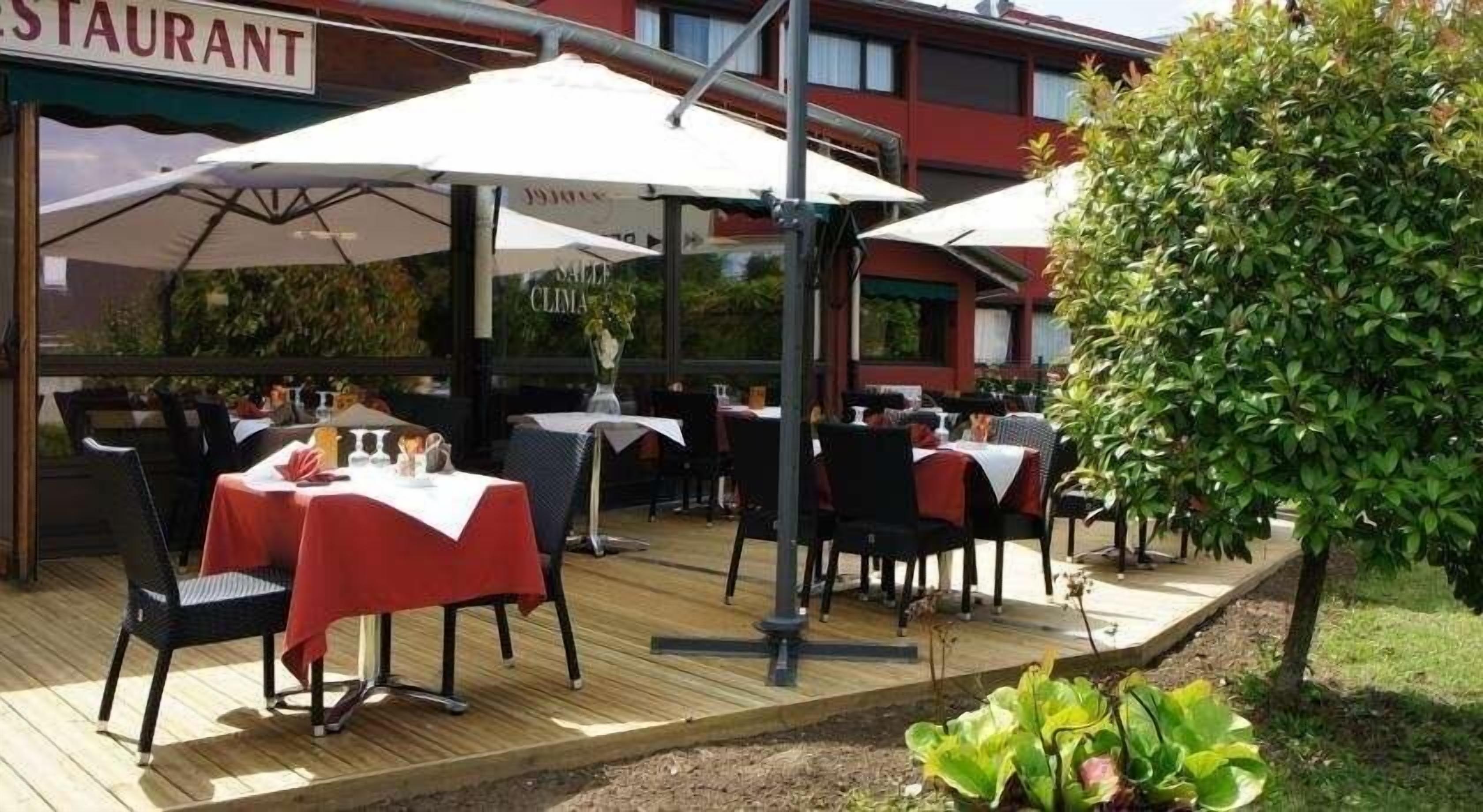 Lunch and dinner served, garden views 