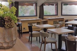Desayuno buffet diario (EUR 14 por persona)