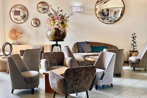 Bar lounge