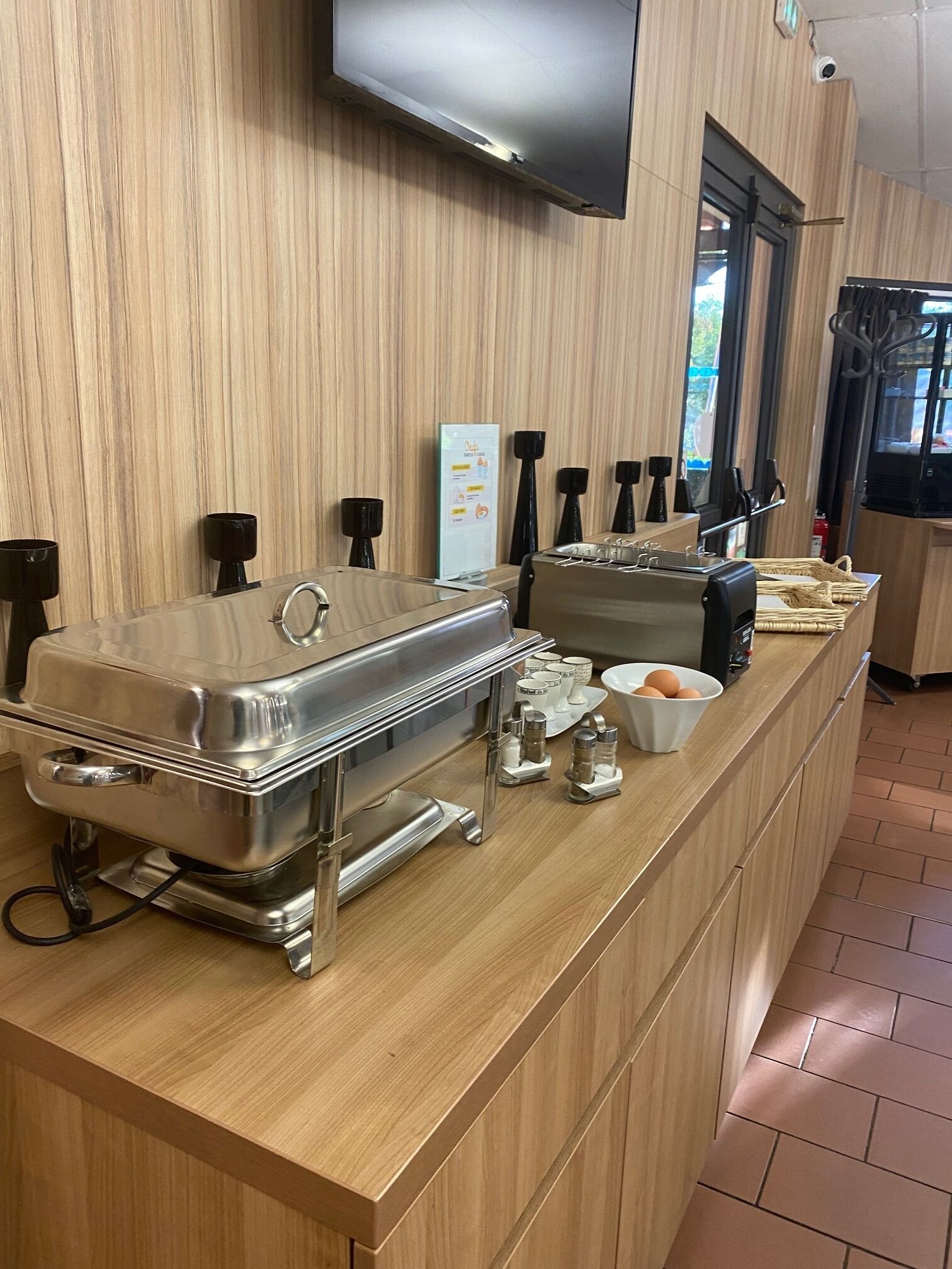 lunch and dinner served, garden views