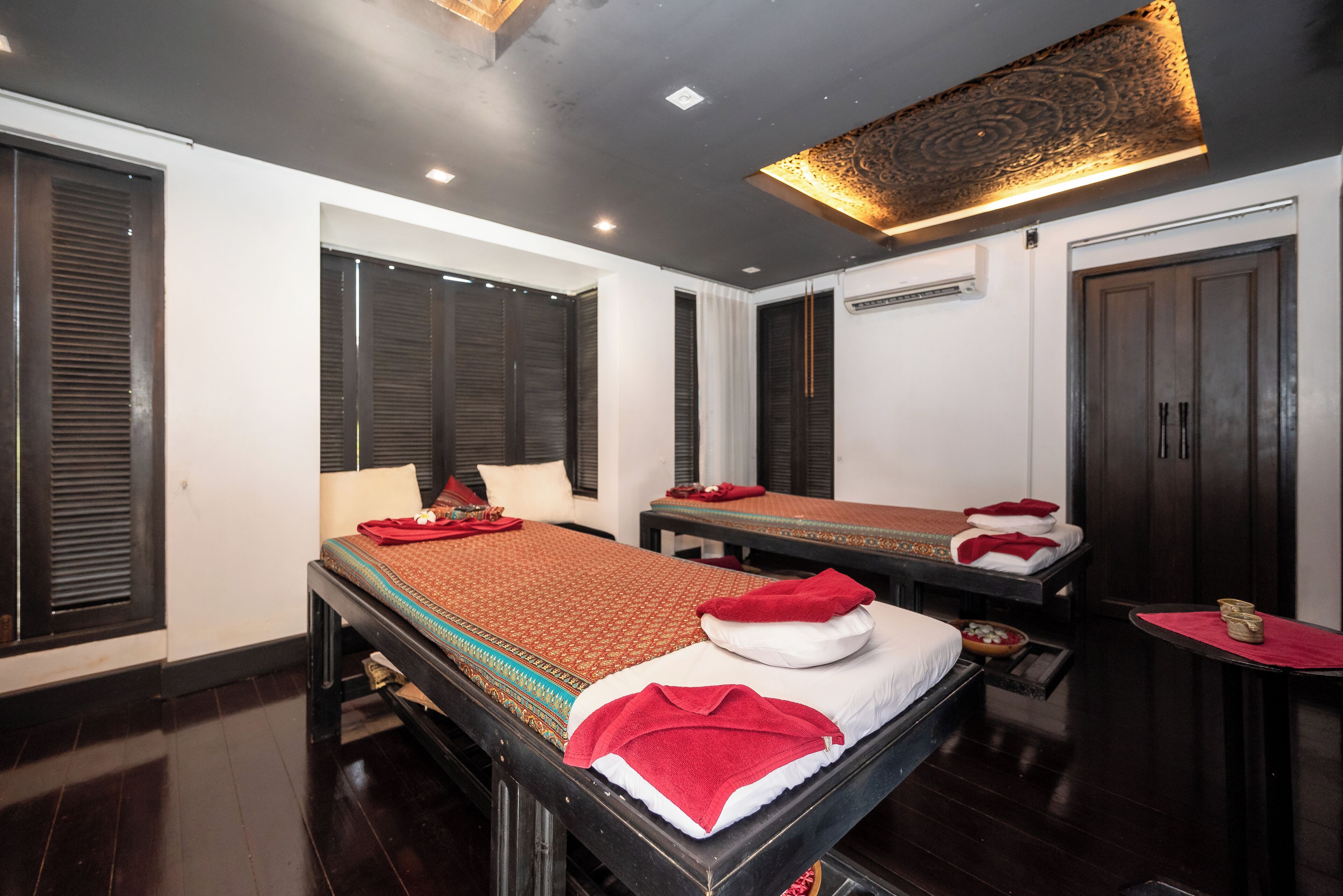 couples treatment room(s), body treatments, deep-tissue massages