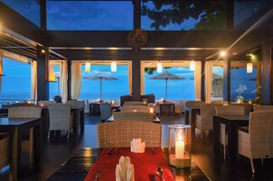 Breakfast, lunch, dinner served; beach views 