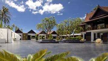 Ein Resort mit mehreren Gebäuden, Palmen und blauem Himmel.