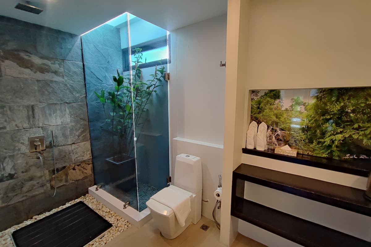 deluxe bungalow, 1 bedroom | bathroom | separate bathtub and shower, rainfall showerhead, free toiletries