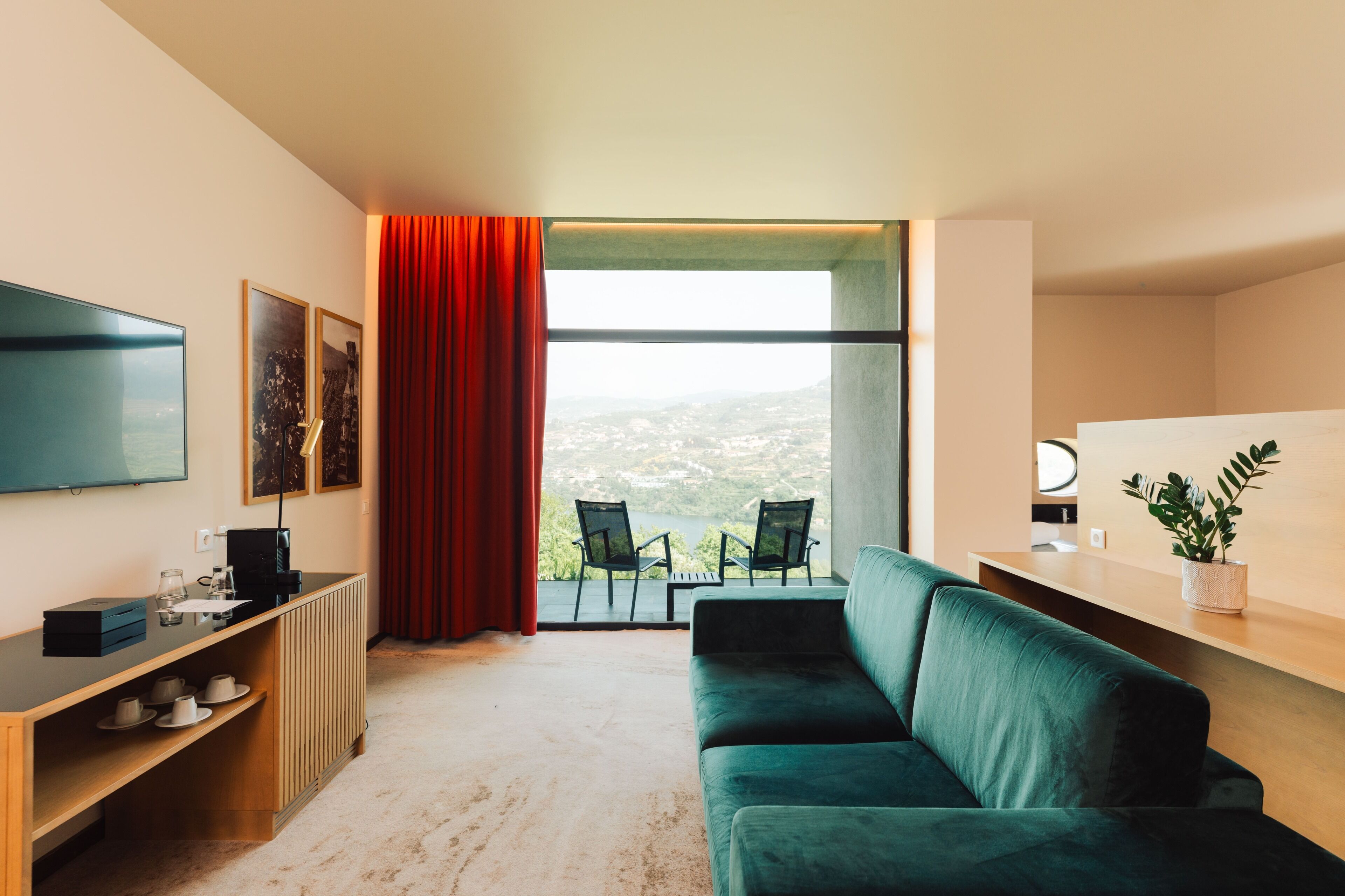Suíte, 1 cama King | Frigobar, cofres nos quartos, escrivaninha, cortinas blackout