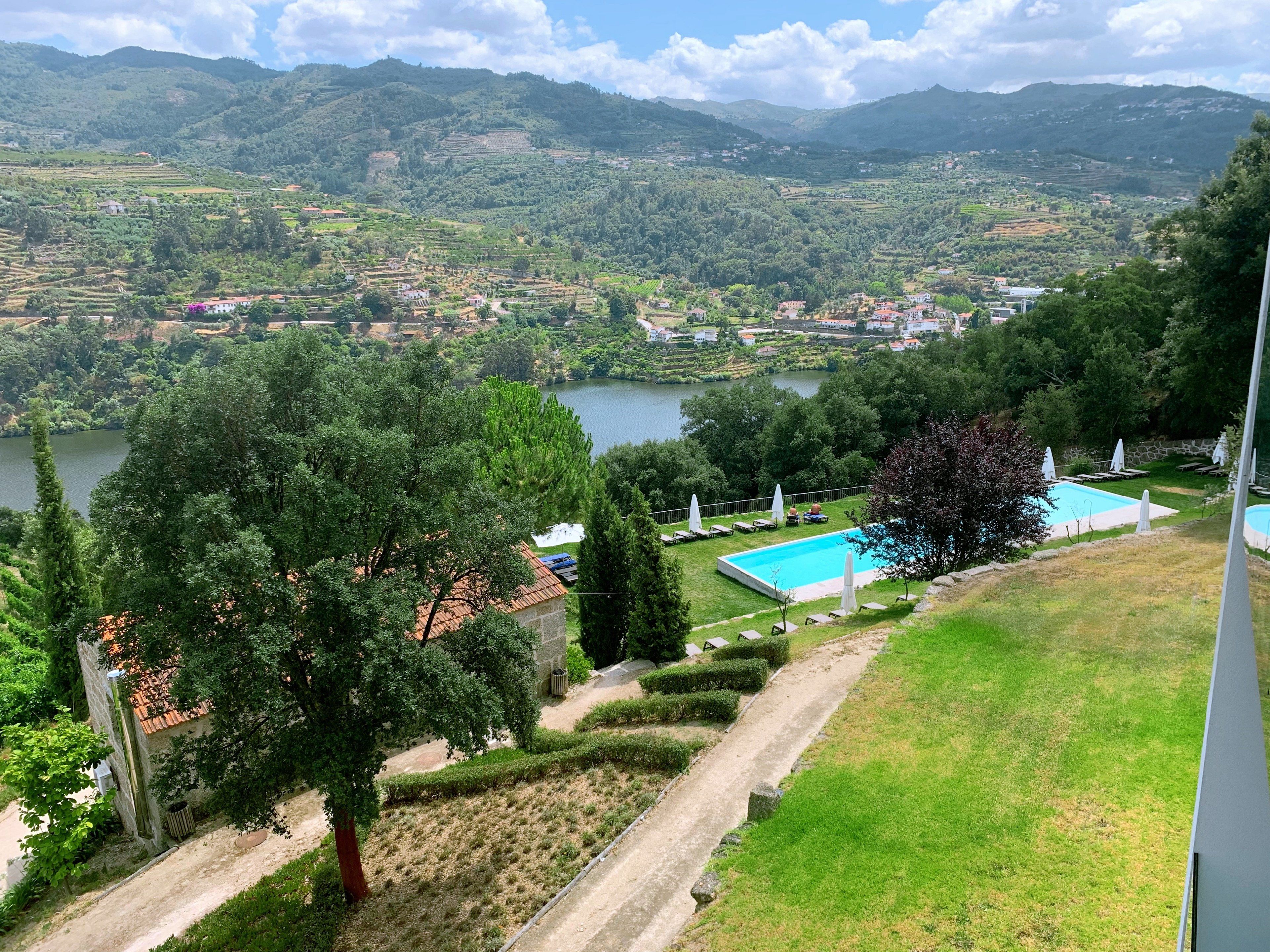 Piscina externa sazonal, guarda-sóis, espreguiçadeiras