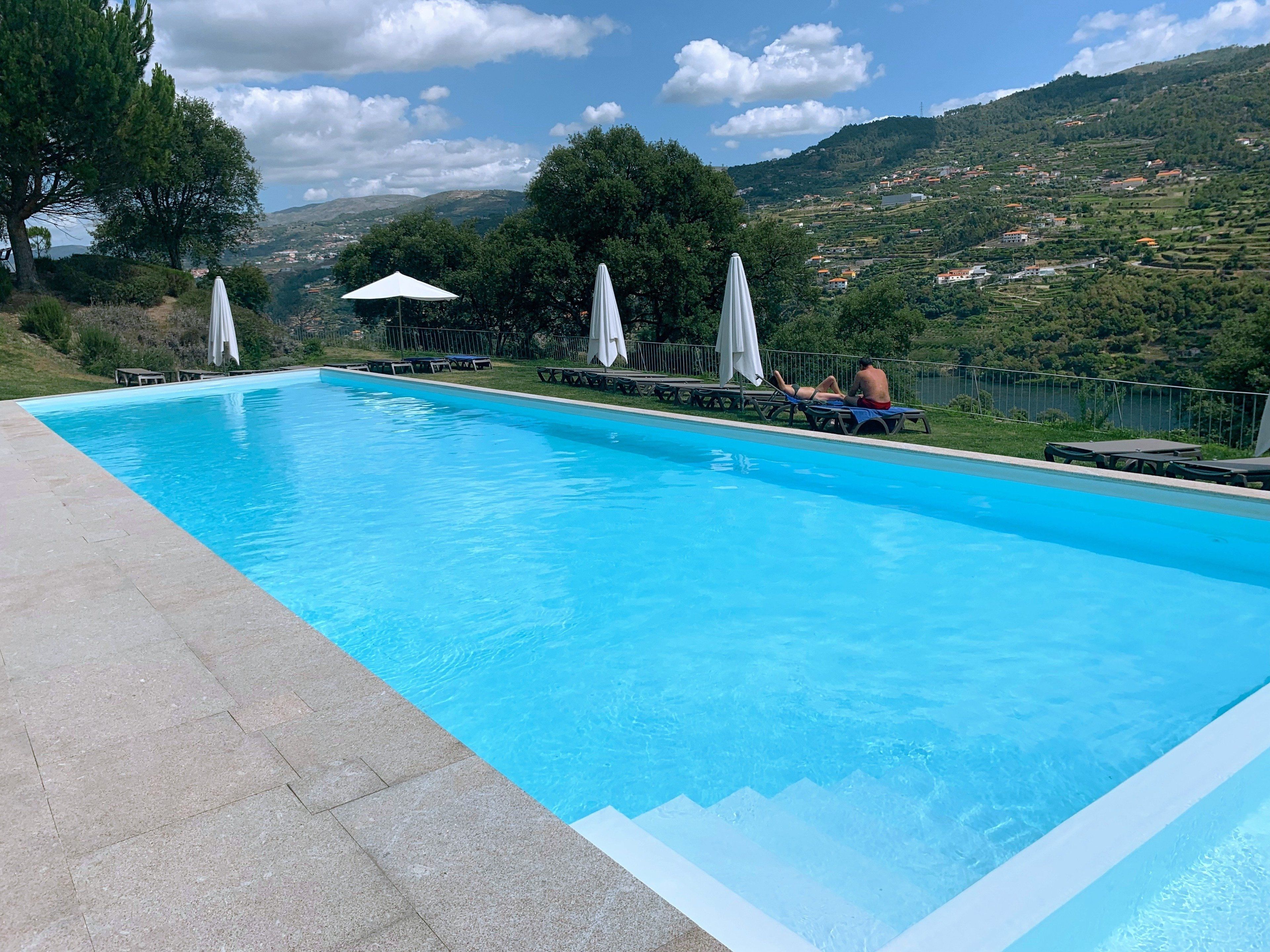 حمّام سباحة خارجي موسمي، مظلات على حمّام السباحة، مقاعد للتشمس