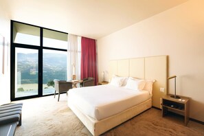 Double Room, River View | Minibar, in-room safe, desk, blackout drapes - Douro Palace Hotel Resort and Spa (Baiao)