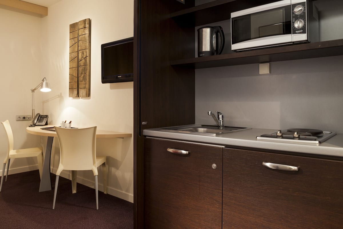 fridge, microwave, stovetop, coffee/tea maker