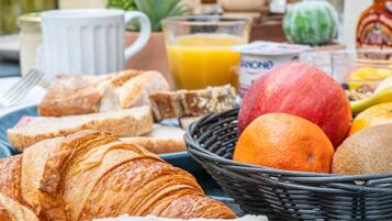 Petit déjeuner buffet (15 EUR par personne)