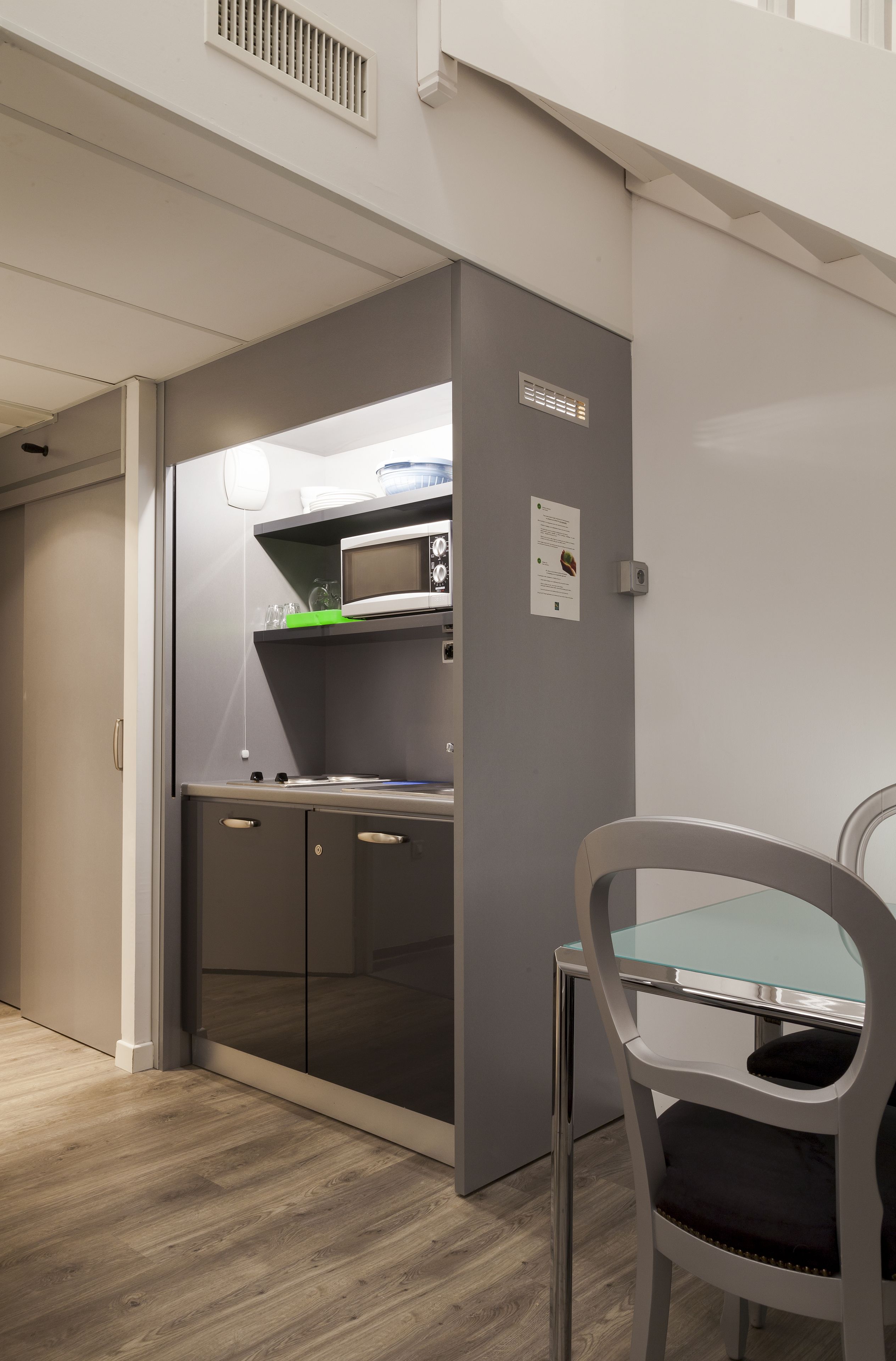 fridge, microwave, stovetop, coffee/tea maker