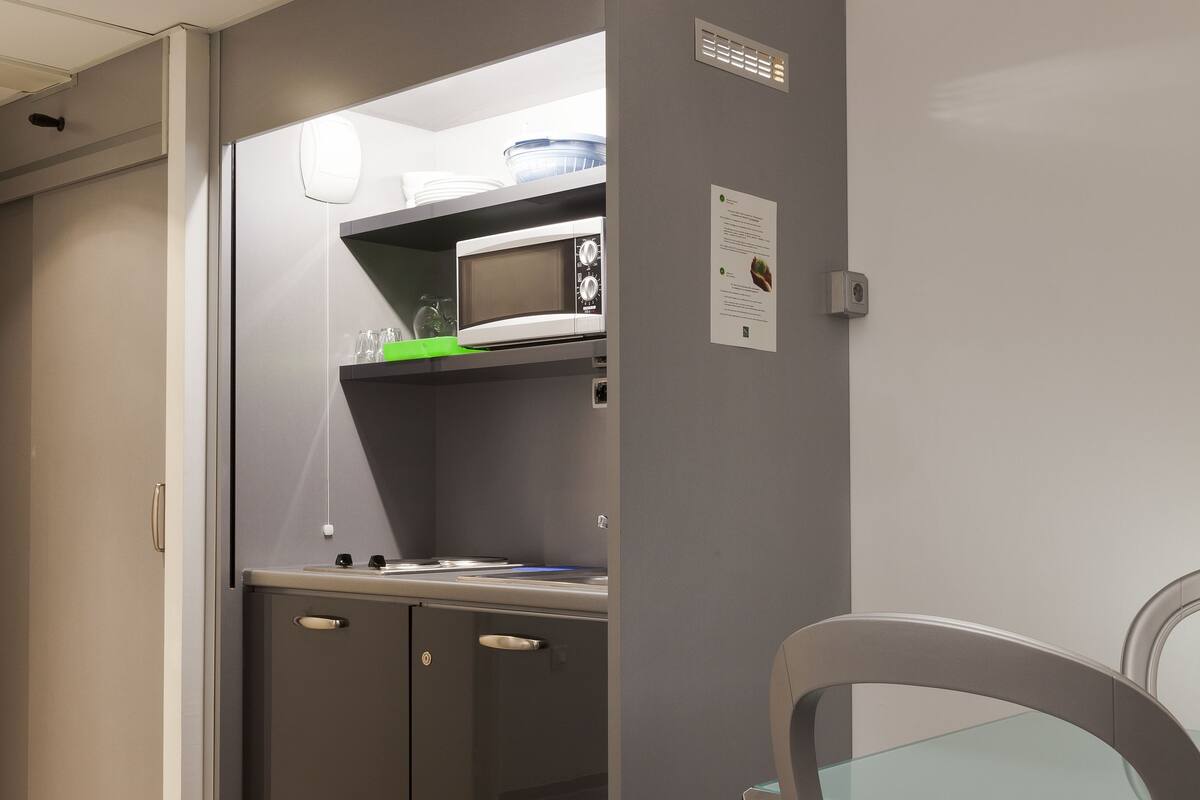 fridge, microwave, stovetop, coffee/tea maker