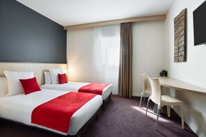 Standard Room, 2 Twin Beds, Non Smoking, Kitchenette | Private kitchen | Fridge, microwave, stovetop, coffee/tea maker
