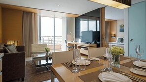 37-inch LED TV with satellite channels, TV - JC Kevin Sathorn Bangkok Hotel (Bangkok)