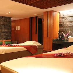 Salas de tratamiento para parejas, un sauna, una bañera de hidromasaje