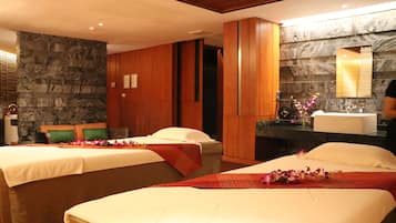 Salas de tratamiento para parejas, sauna y tina de hidromasaje