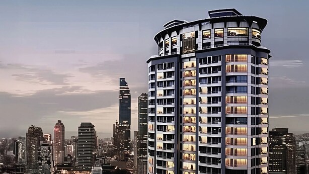 Un immeuble de grande hauteur doté de nombreux balcons et d’une architecture moderne.
