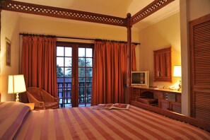 Premium bedding, in-room safe, individually decorated