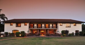 Fachada del alojamiento - Noche