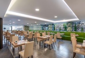2 restaurants, international cuisine