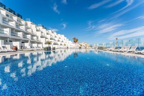 Outdoor pool, pool umbrellas, pool loungers - Occidental Roca Negra – Adults Only (Agaete)