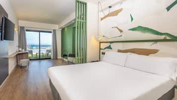 Doppelzimmer, Terrasse, Poolblick | 1 Schlafzimmer, Minibar, Zimmersafe, Schreibtisch