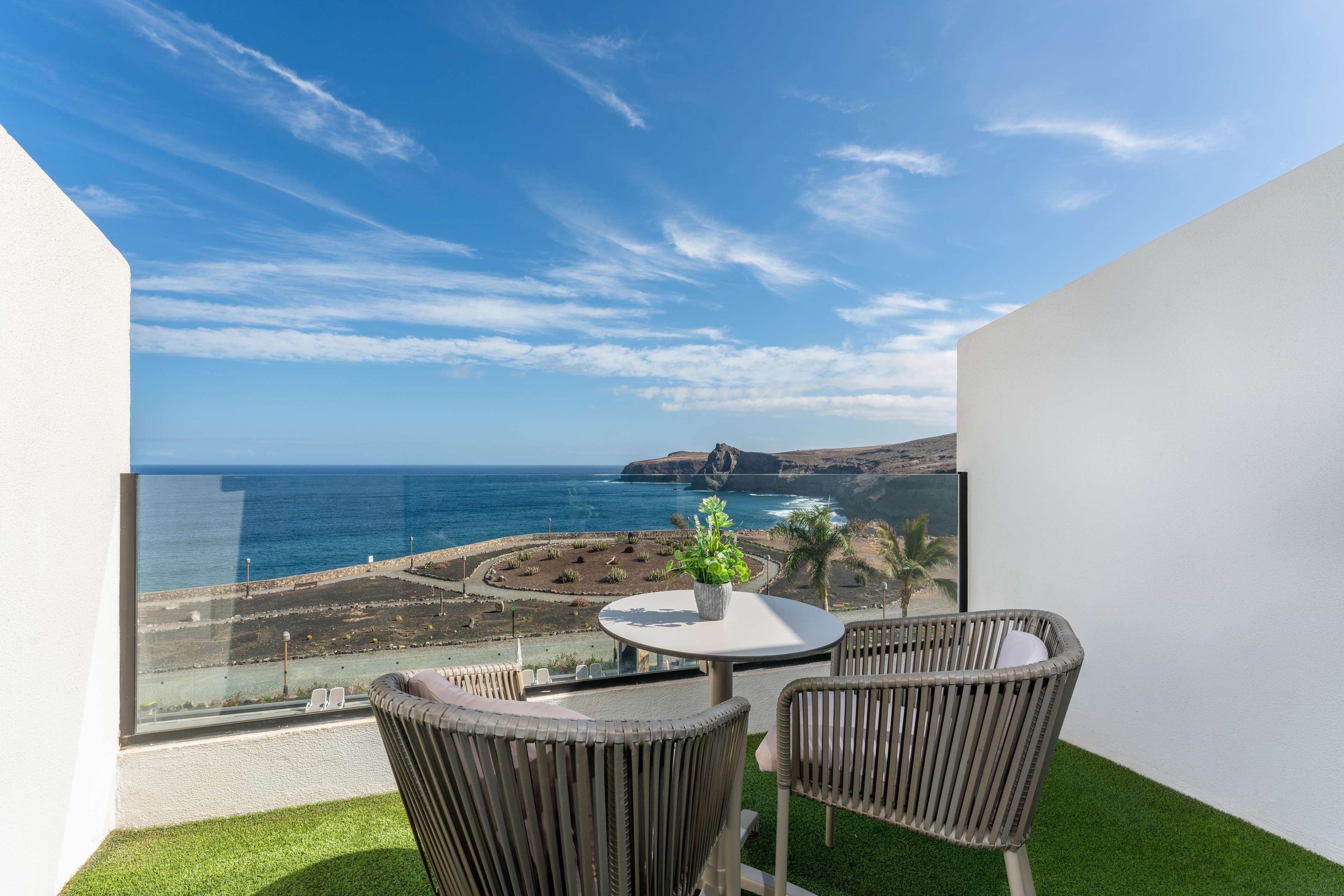 Minibar, värdeförvaringsskåp på rummet och skrivbord