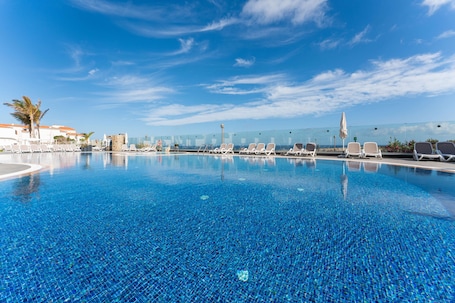 Outdoor pool, pool umbrellas, sun loungers