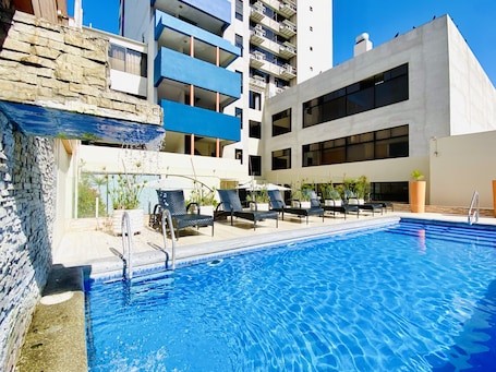 Una piscina al aire libre