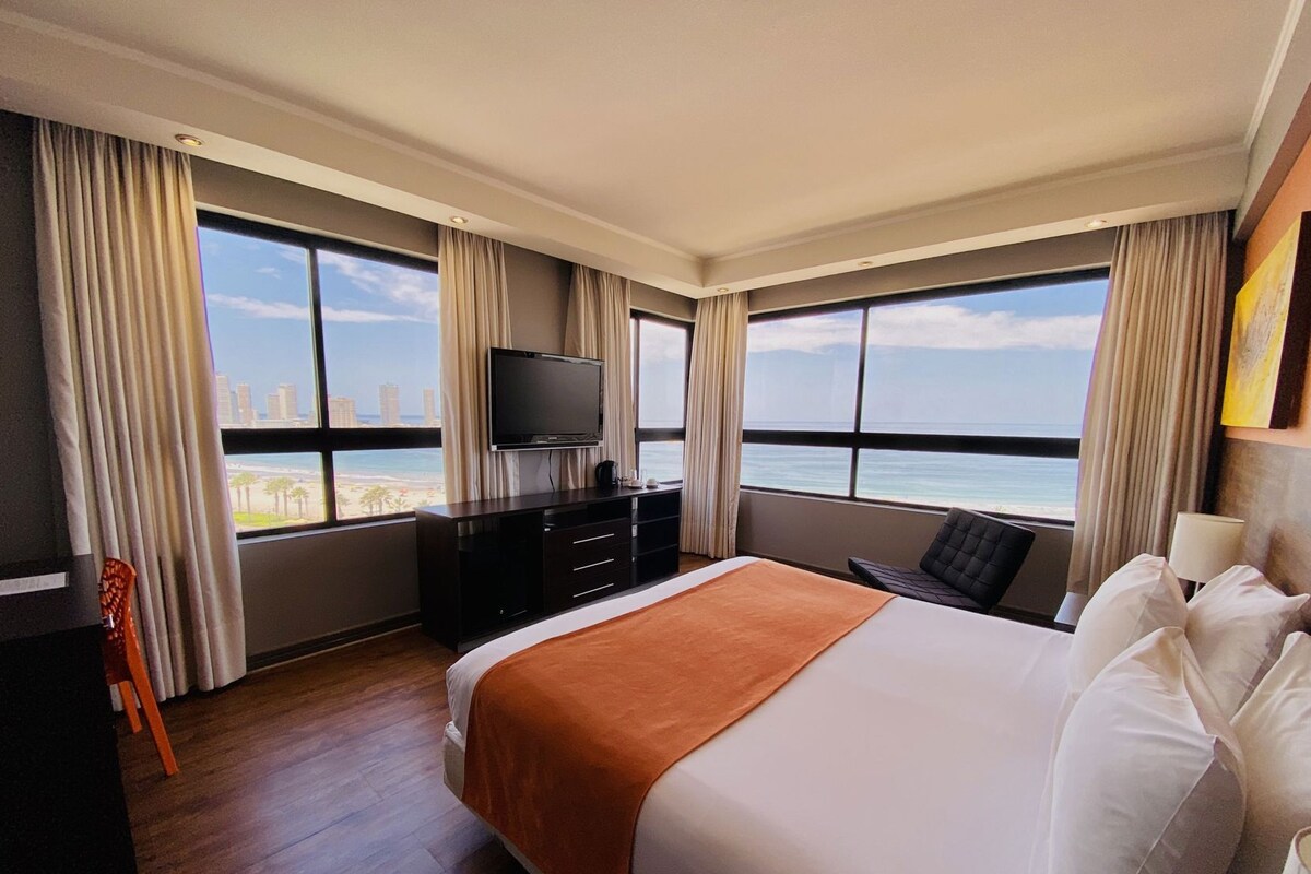 Minibar, in-room safe, laptop workspace, blackout curtains