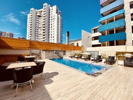 Una piscina al aire libre