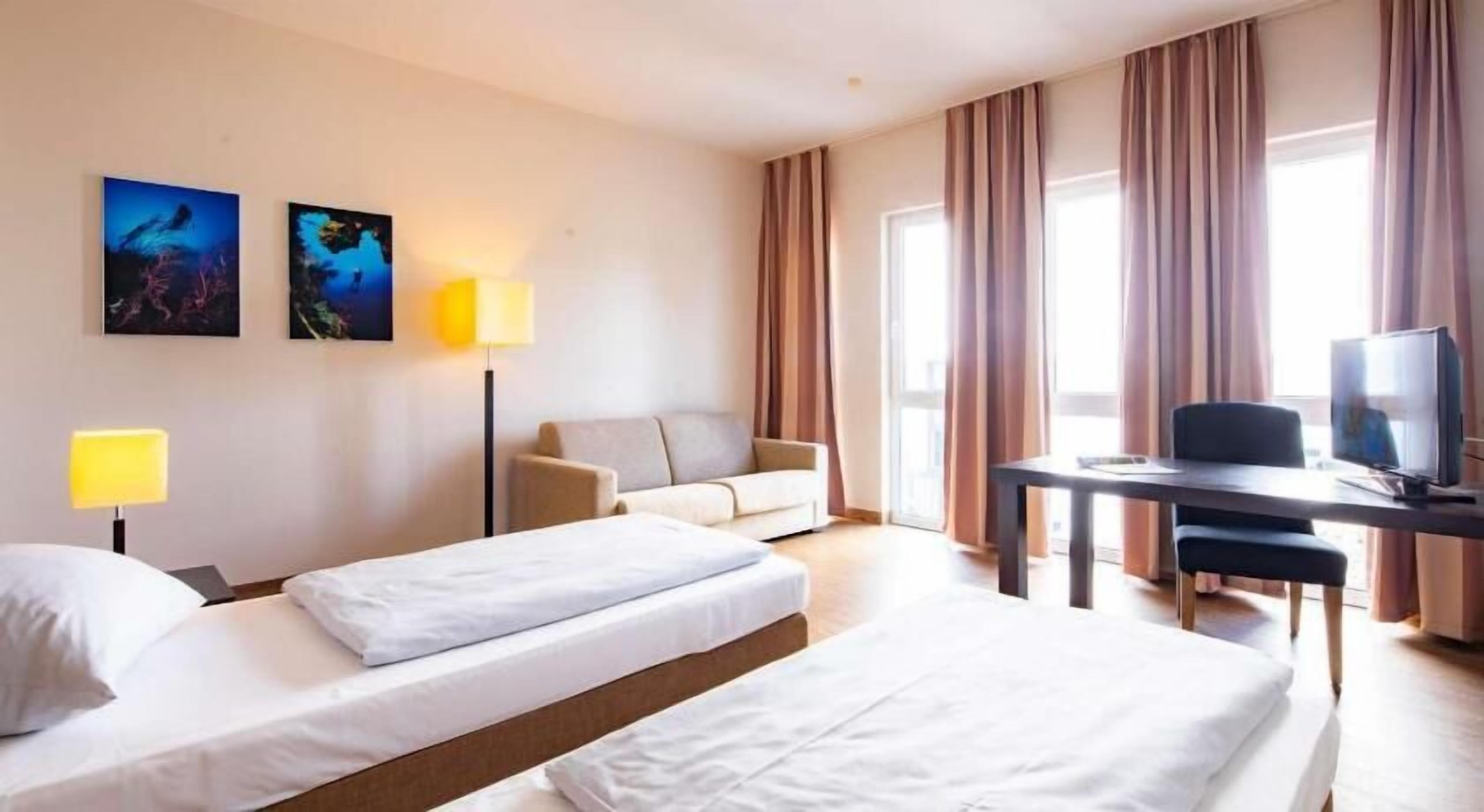 Hypo-allergenic bedding, Select Comfort beds, in-room safe, desk