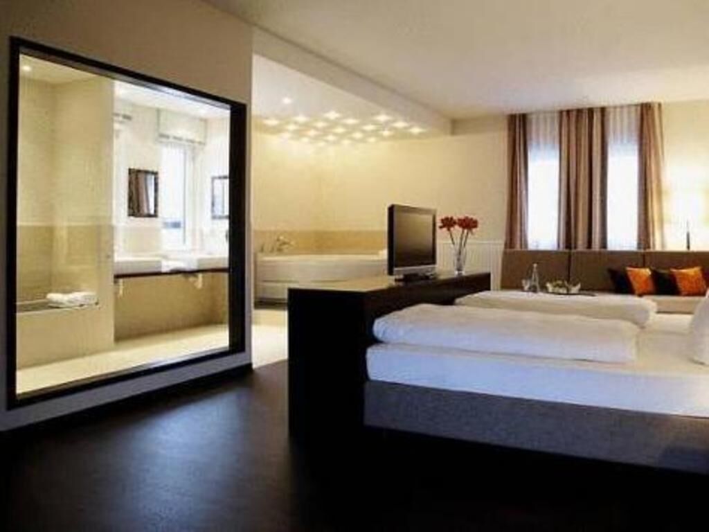 Hypo-allergenic bedding, Select Comfort beds, in-room safe, desk