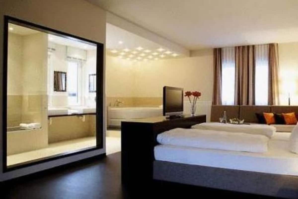 Hypo-allergenic bedding, Select Comfort beds, in-room safe, desk