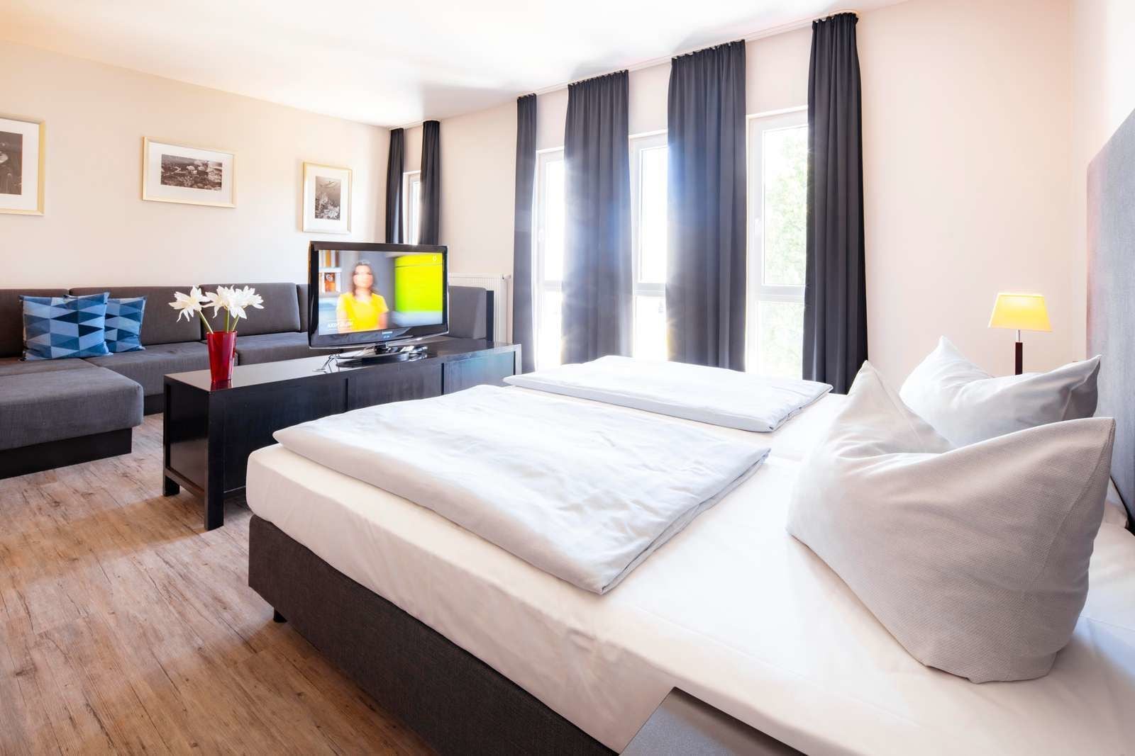 suite | hypo-allergenic bedding, select comfort beds, in-room safe, desk