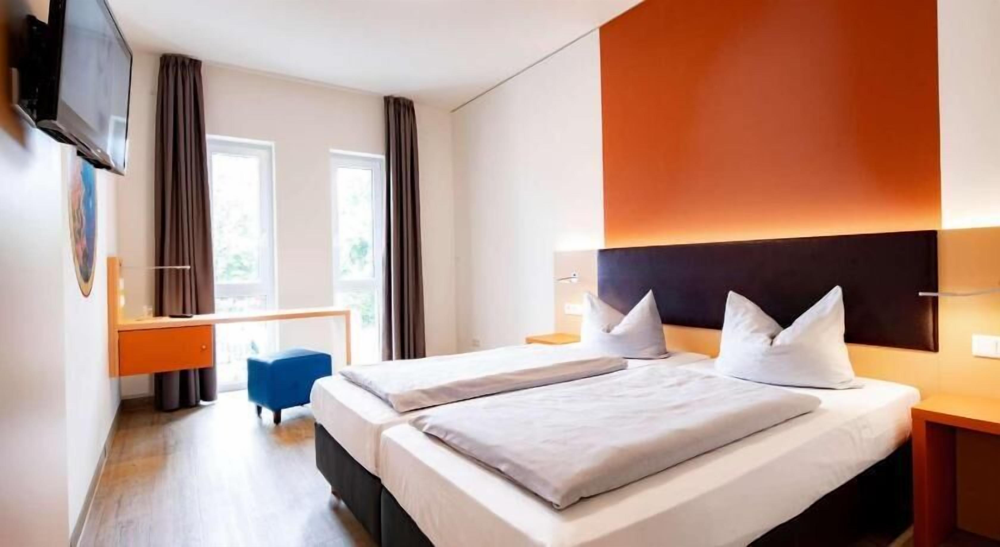 Hypo-allergenic bedding, Select Comfort beds, in-room safe, desk