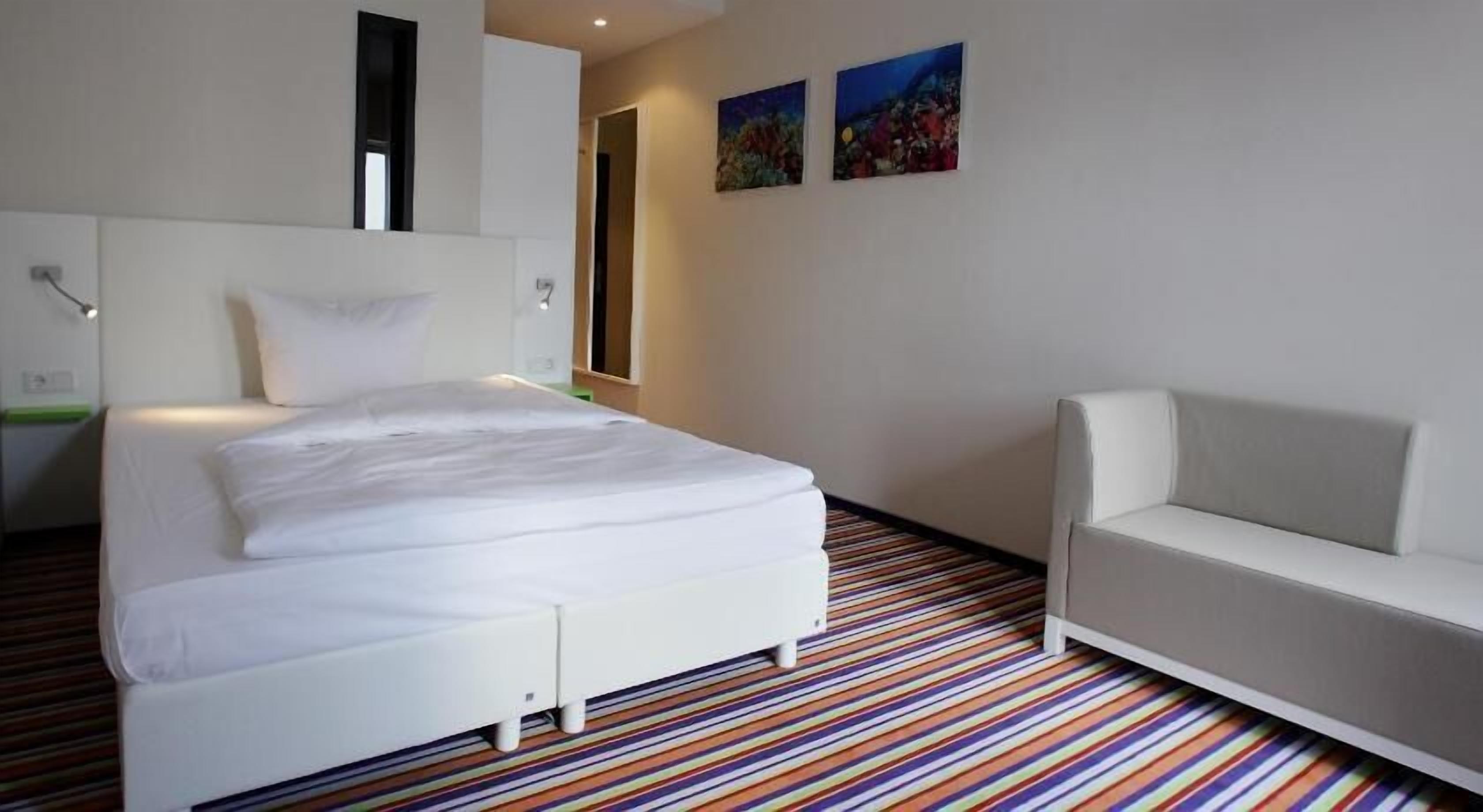 Hypo-allergenic bedding, Select Comfort beds, in-room safe, desk