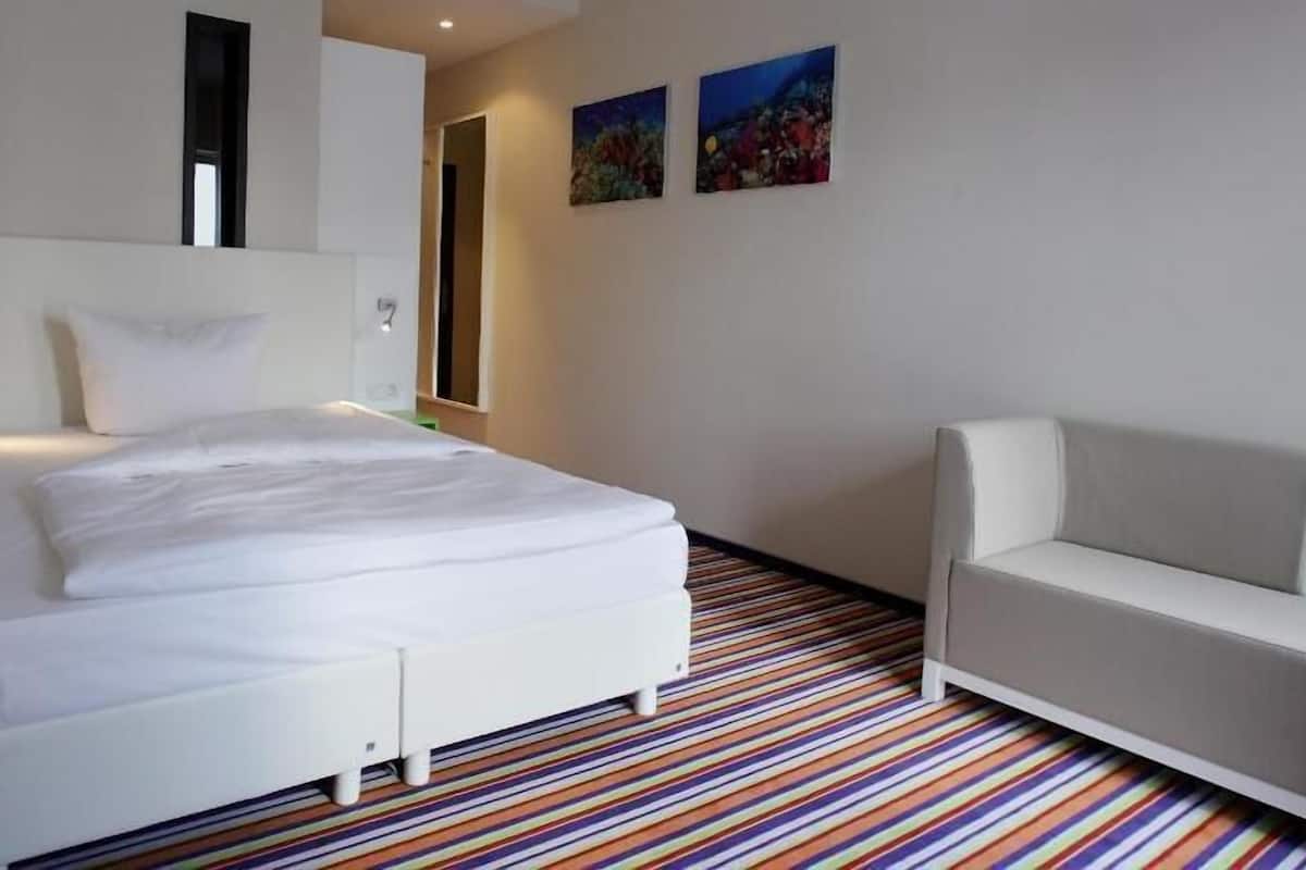 Hypo-allergenic bedding, Select Comfort beds, in-room safe, desk