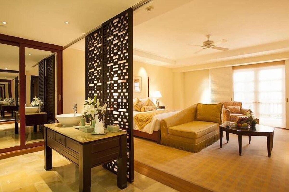 Premium bedding, minibar, in-room safe, desk