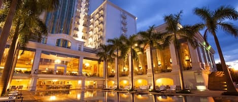Piscine extérieure, parasols de plage, chaises longues