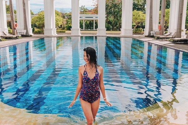 Piscina all'aperto, ombrelloni da piscina, lettini