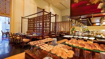 Free daily cooked-to-order breakfast