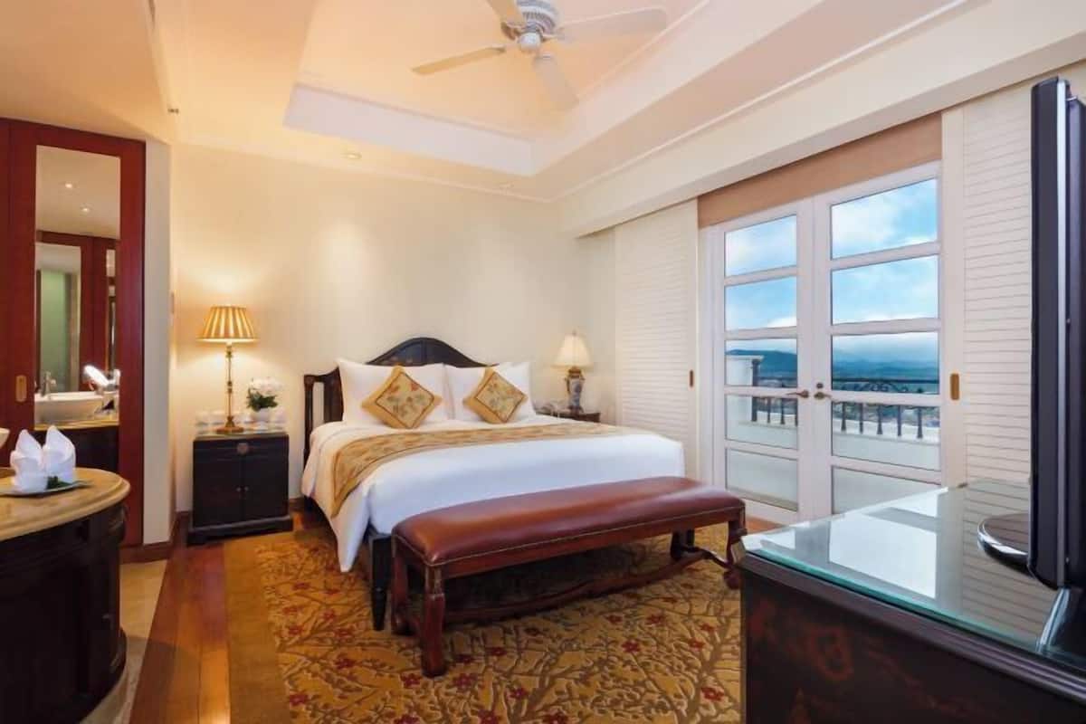 2 bedrooms, premium bedding, minibar, in-room safe