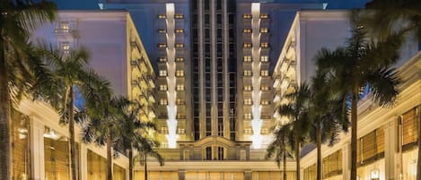 Een buitenzwembad, parasols voor strand/zwembad