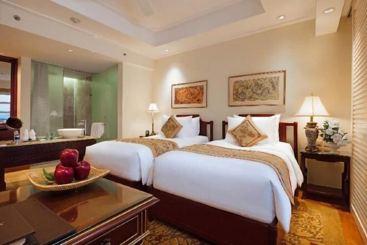 2 bedrooms, premium bedding, minibar, in-room safe