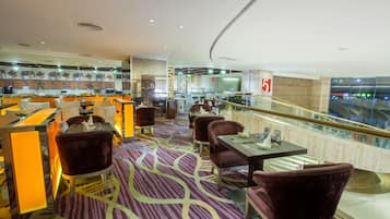 3 restaurantes; se sirve desayuno, almuerzo y cena; cocina francesa