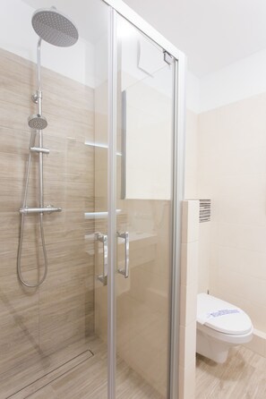 Standard Double Room | Bathroom | Shower, free toiletries, hair dryer, towels